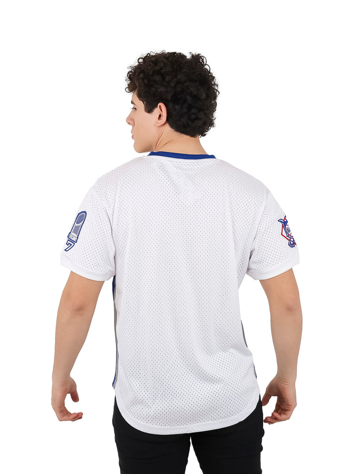 Hombre vistiendo un jersey de béisbol blanco de los Dodgers con detalles en azul.
