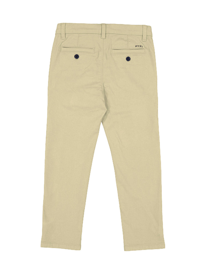 Pantalón chino básico para niño en color beige con botón frontal.