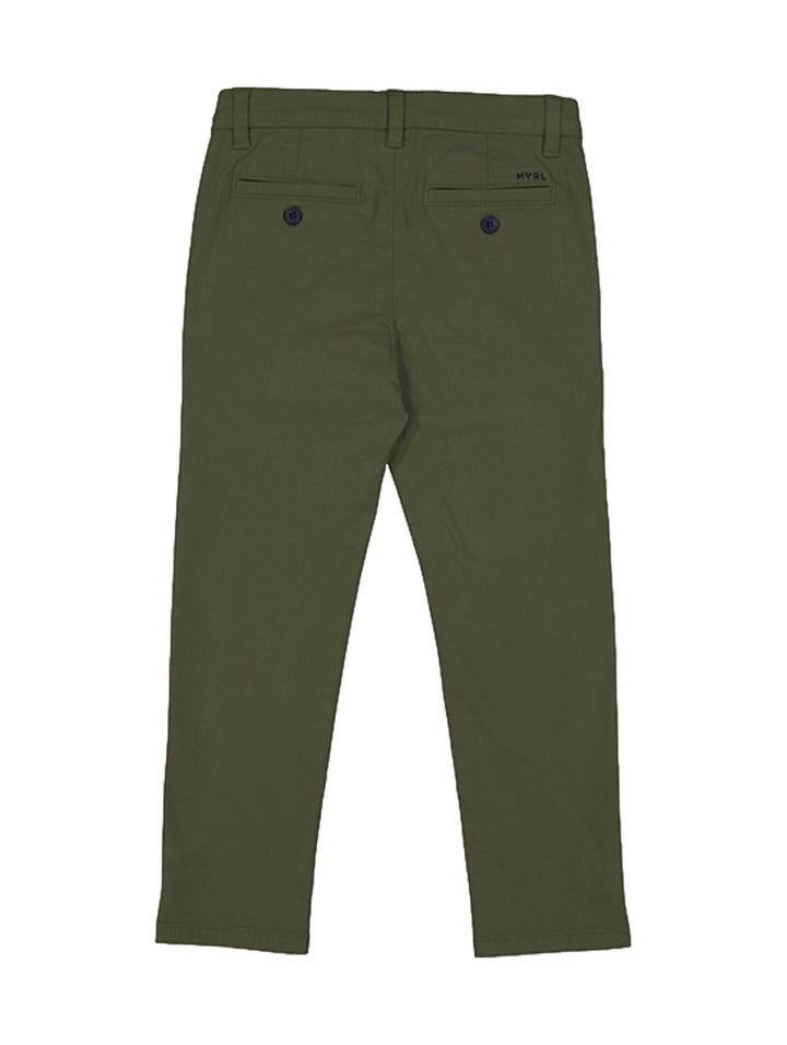 Pantalón chino básico para niño en color verde orégano.