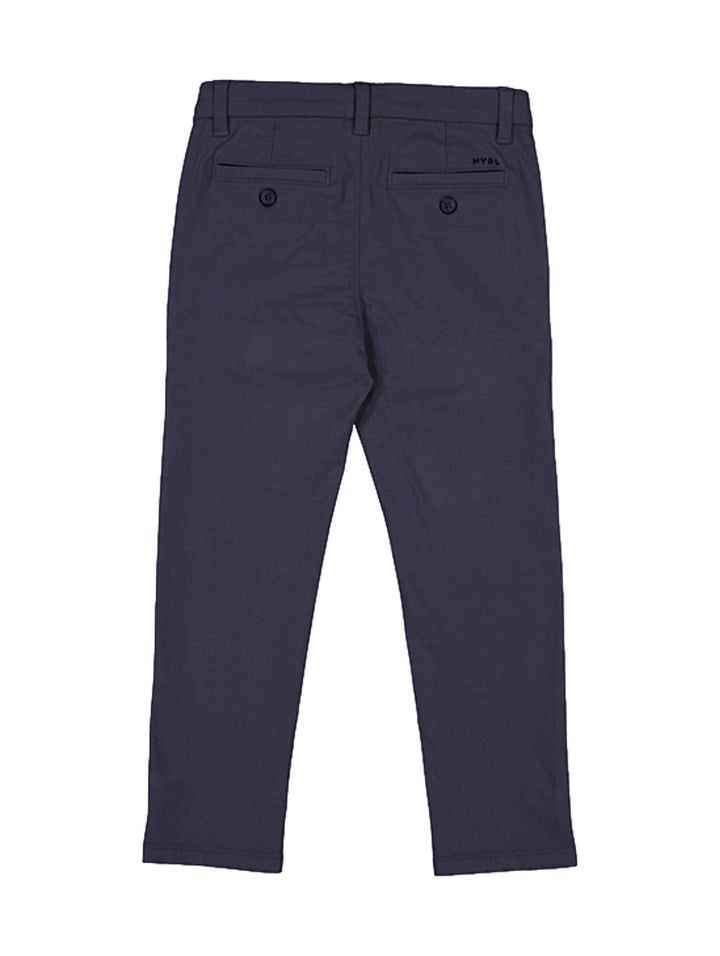 Pantalón chino básico para niño en color azul marino.