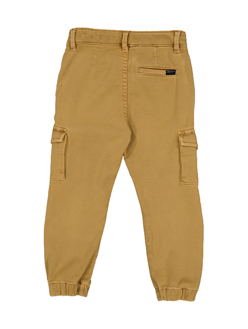 Pantalón cargo infantil de color castaño con bolsillos laterales y puños elásticos en los tobillos.