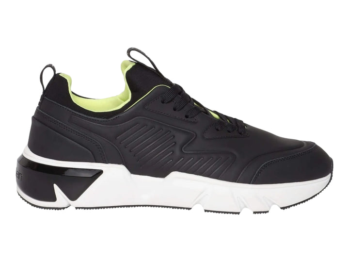 Tenis Calvin Klein negros con suela blanca y forro interior verde lima.