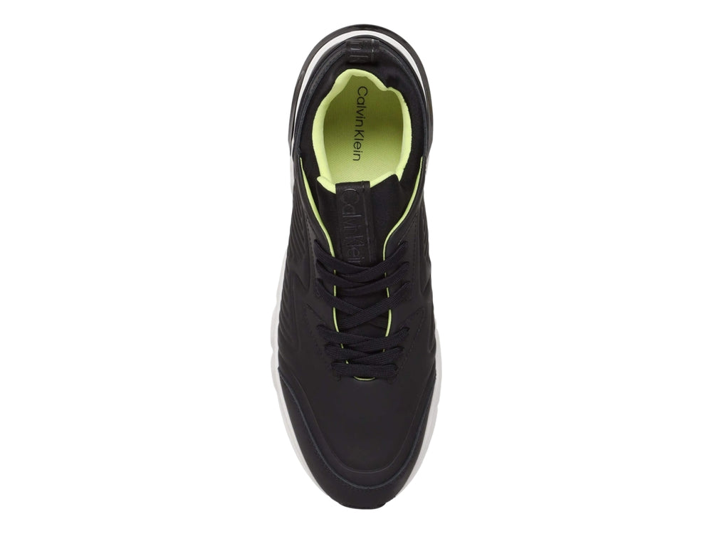 Tenis Calvin Klein negros con suela blanca y forro interior verde lima.