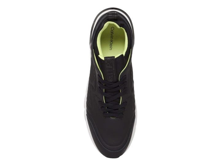 Tenis Calvin Klein negros con suela blanca y forro interior verde lima.