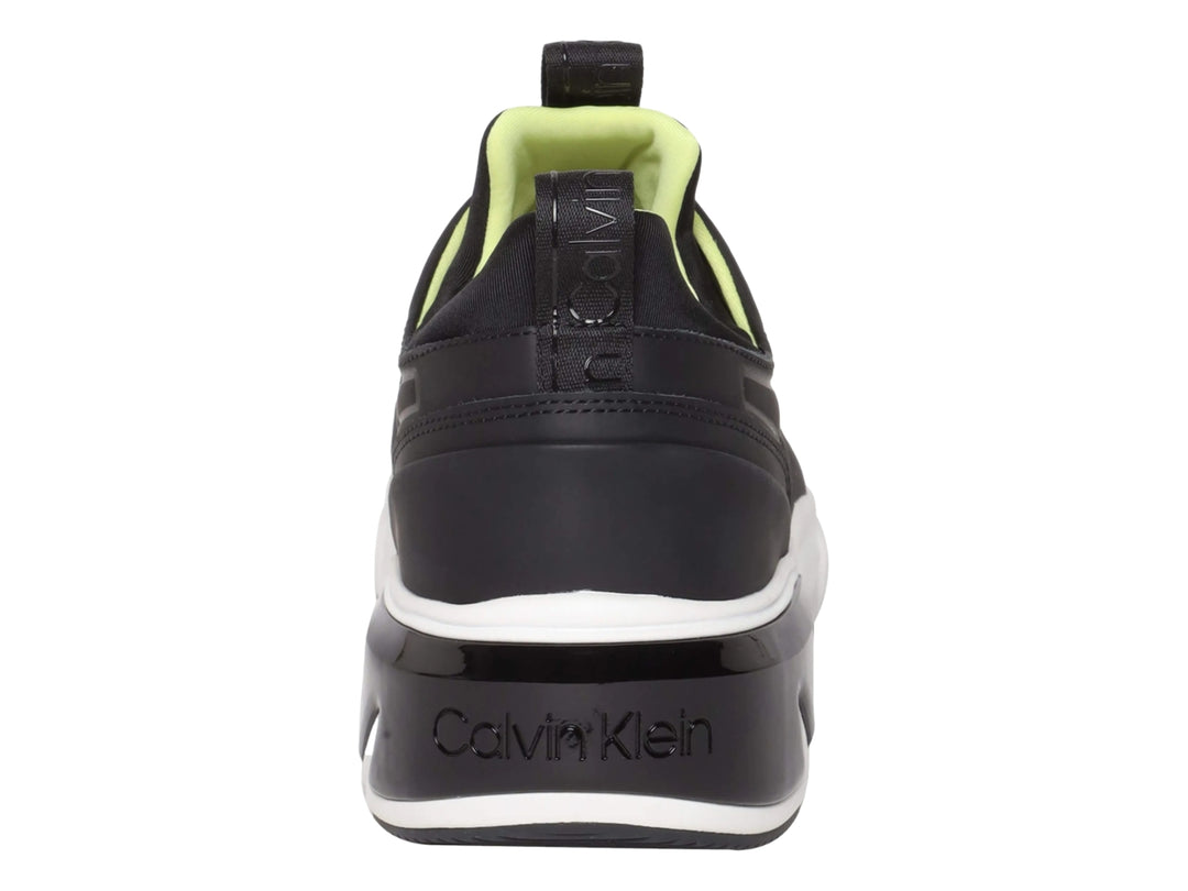 Tenis Calvin Klein negros con suela blanca y forro interior verde lima.