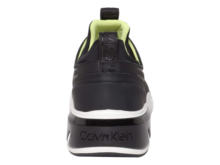 Tenis Calvin Klein negros con suela blanca y forro interior verde lima.