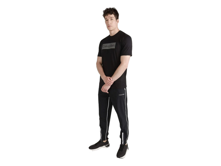 Tenis Calvin Klein negros con suela blanca y forro interior verde lima.
