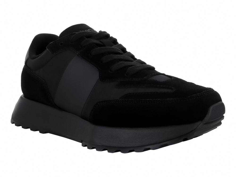 Tenis Calvin Klein color negro, modelo low top con agujetas y suela dentada.