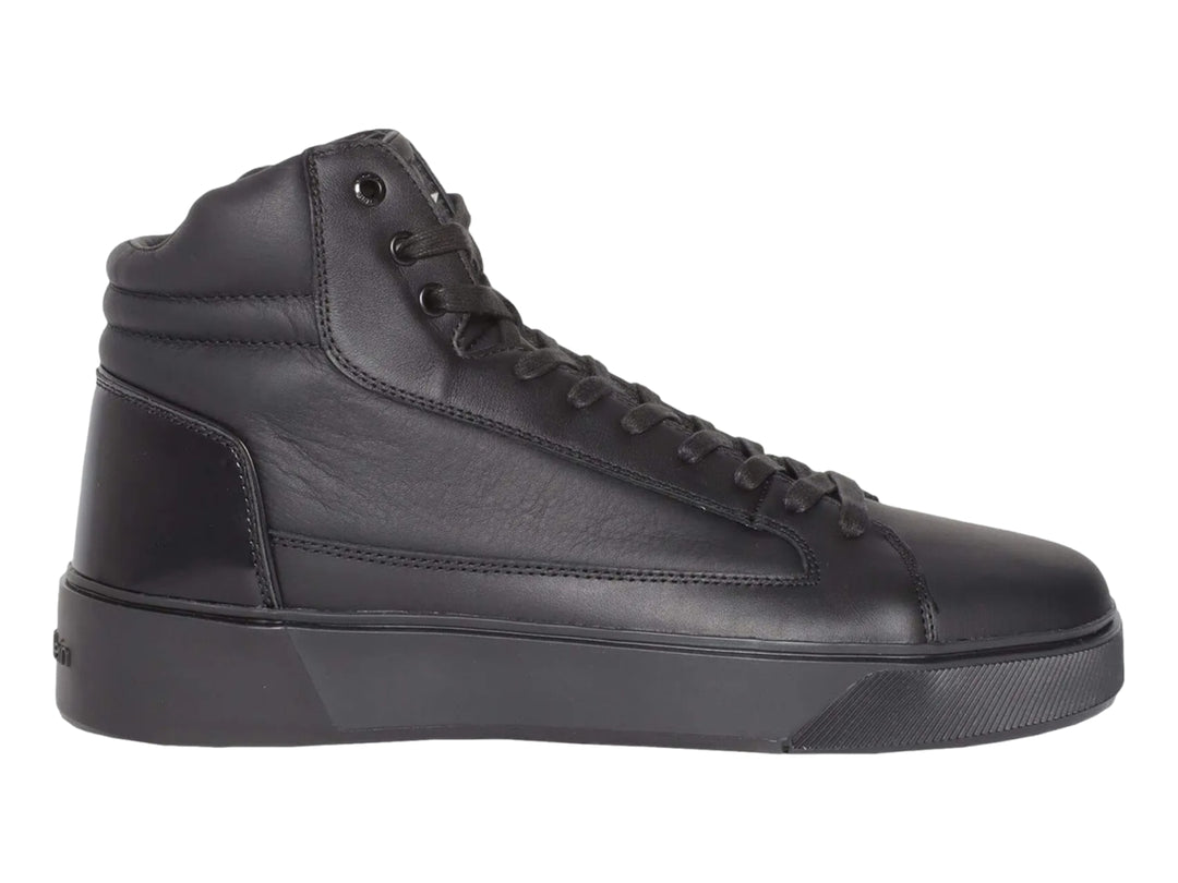 Tenis Calvin Klein de bota alta en color negro con suela plana y cordones.