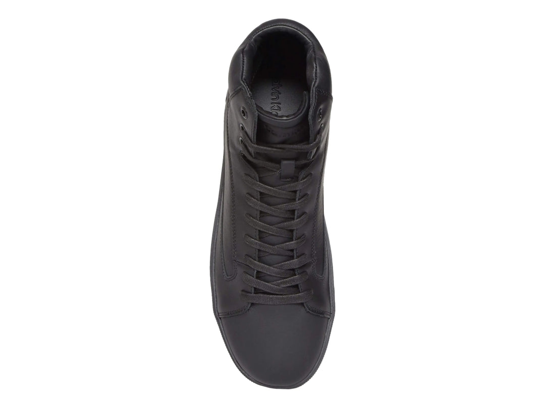 Tenis Calvin Klein de bota alta en color negro con suela plana y cordones.