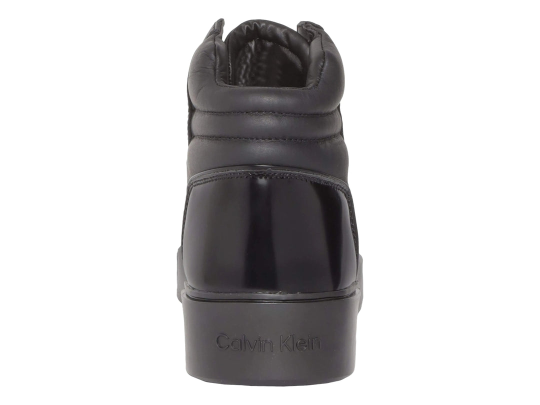 Tenis Calvin Klein de bota alta en color negro con suela plana y cordones.