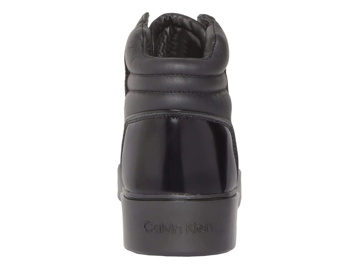 Tenis Calvin Klein de bota alta en color negro con suela plana y cordones.