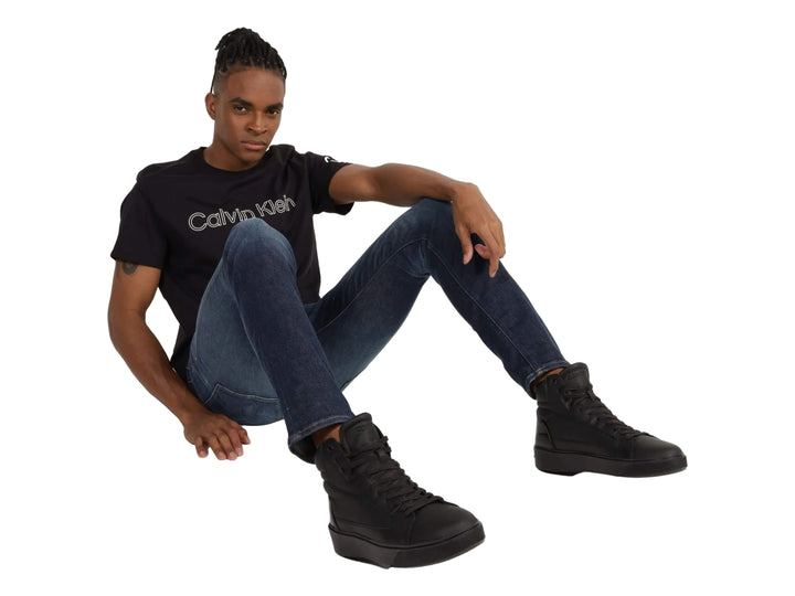 Tenis Calvin Klein de bota alta en color negro con suela plana y cordones.