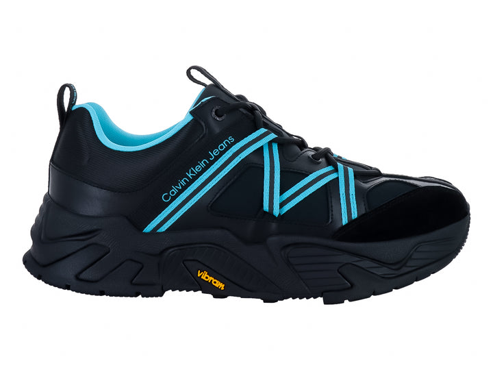 Tenis deportivos Calvin Klein color negro con detalles en azul claro y suela gruesa Vibram.