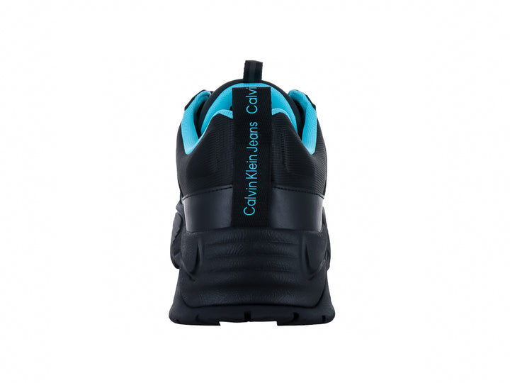 Tenis deportivos Calvin Klein color negro con detalles en azul claro y suela gruesa Vibram.