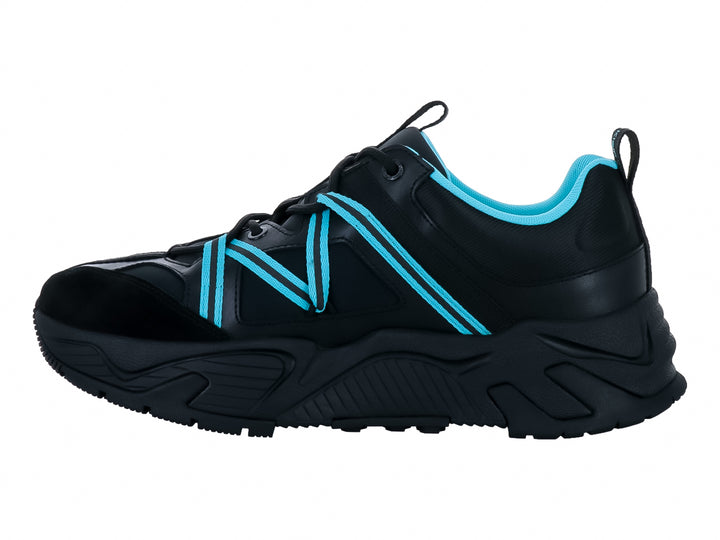 Tenis deportivos Calvin Klein color negro con detalles en azul claro y suela gruesa Vibram.