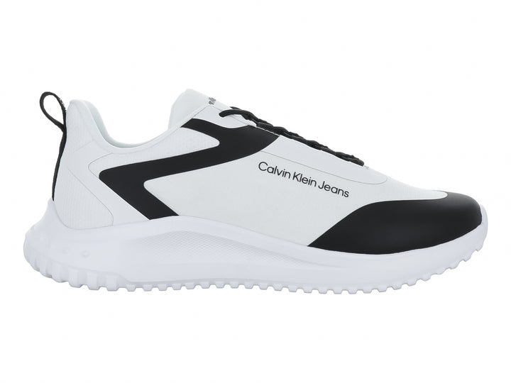 Tenis Calvin Klein Jeans color blanco con detalles en negro y suela blanca robusta.