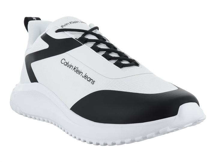 Tenis Calvin Klein Jeans color blanco con detalles en negro y suela blanca robusta.