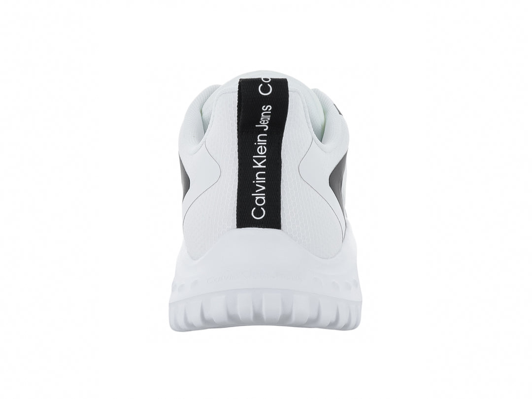 Tenis Calvin Klein Jeans color blanco con detalles en negro y suela blanca robusta.