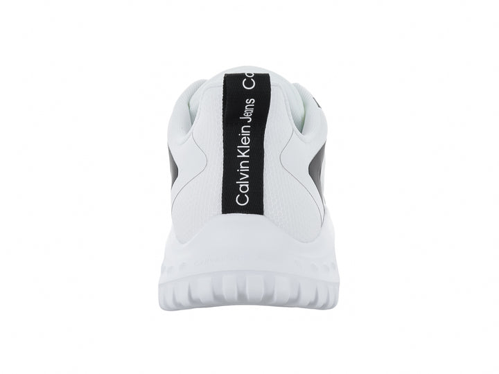 Tenis Calvin Klein Jeans color blanco con detalles en negro y suela blanca robusta.