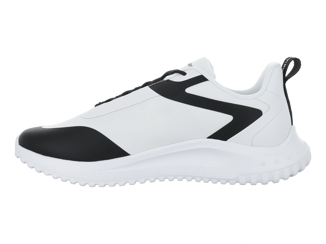 Tenis Calvin Klein Jeans color blanco con detalles en negro y suela blanca robusta.