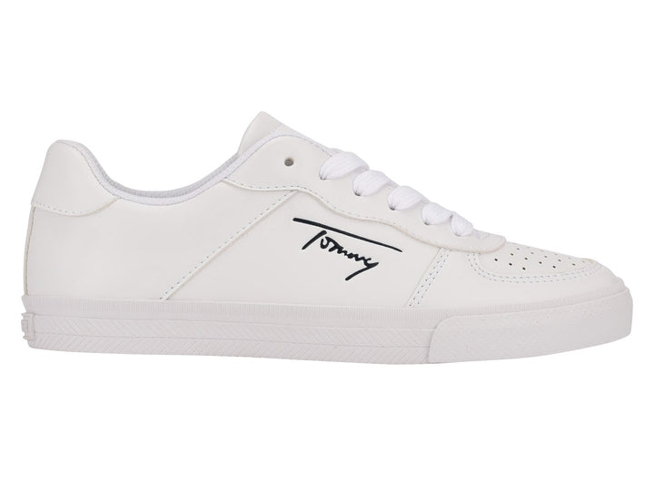Tenis Tommy Hilfiger color blanco con suela plana y logotipo en el lateral.