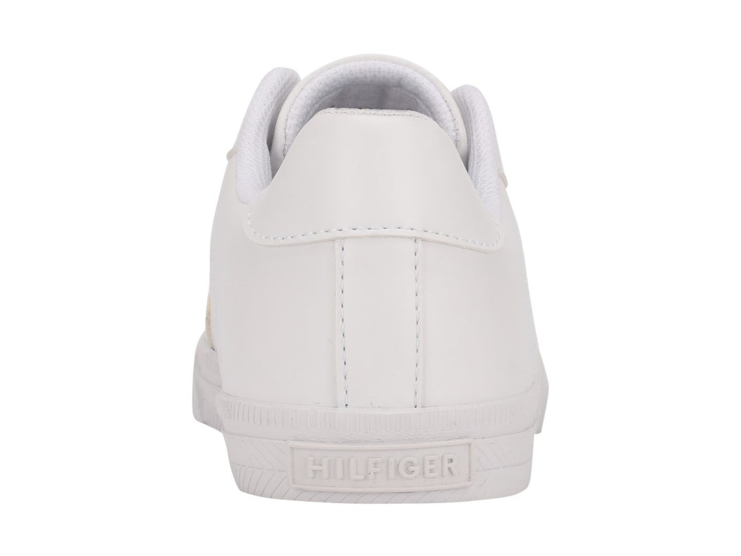 Tenis Tommy Hilfiger color blanco con suela plana y logotipo en el lateral.