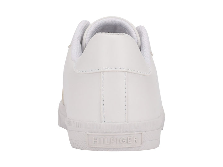 Tenis Tommy Hilfiger color blanco con suela plana y logotipo en el lateral.