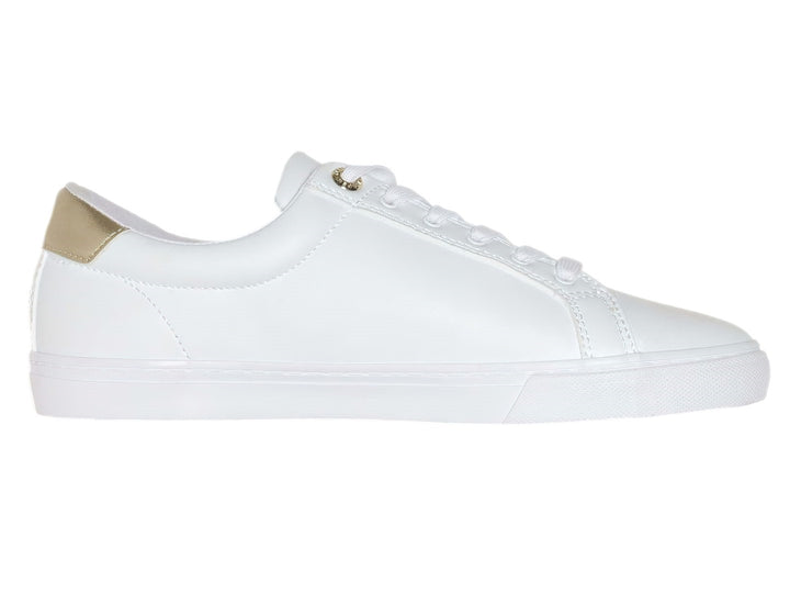 Tenis blancos de Tommy Hilfiger con detalle dorado en el talón y suela blanca.