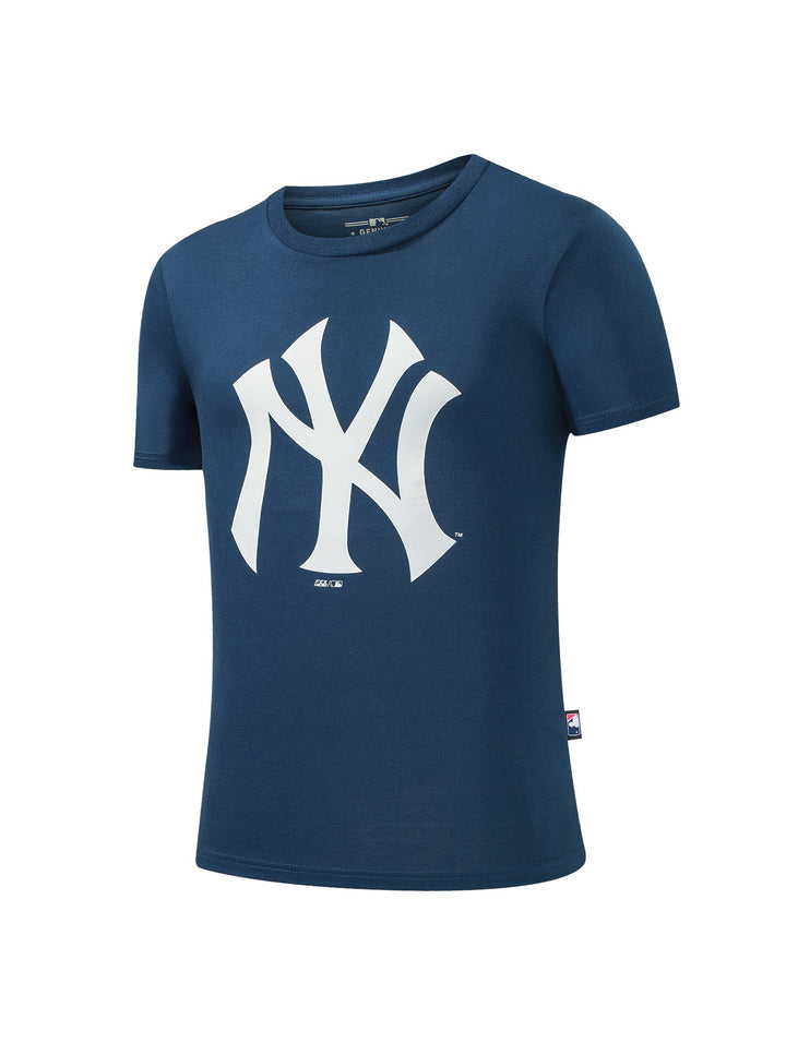 Camiseta de manga corta color azul marino con el logotipo de los New York Yankees en blanco en el pecho.