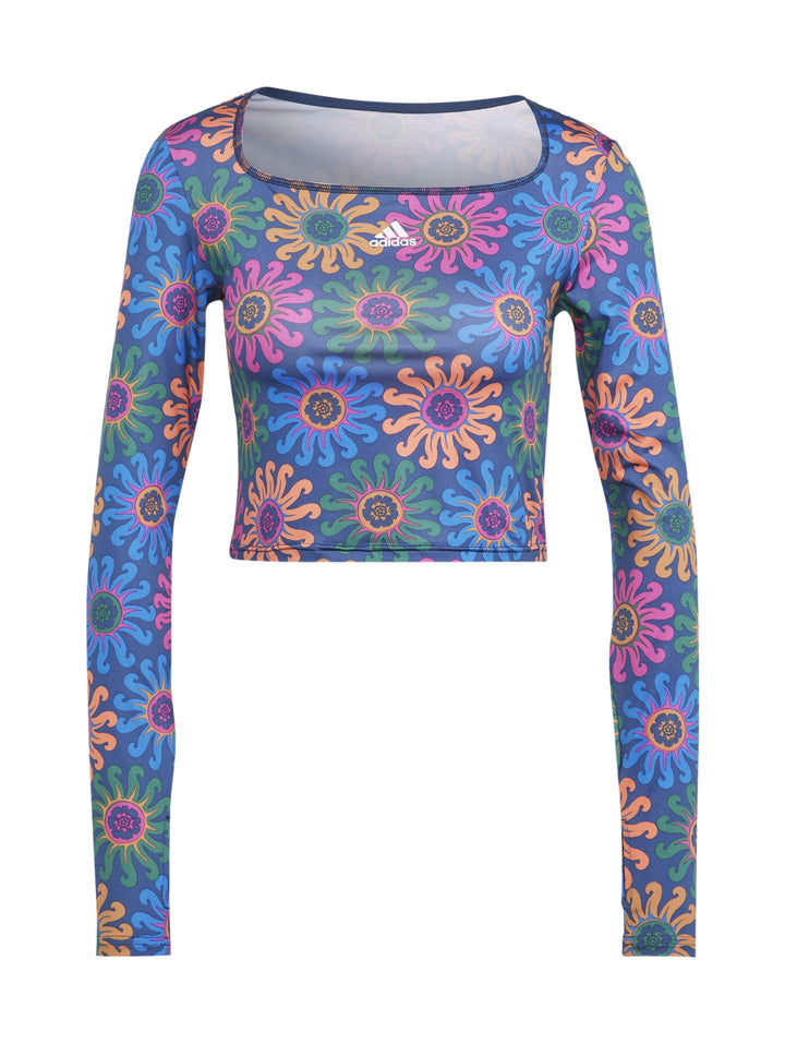Crop top deportivo de manga larga con estampado floral multicolor sobre fondo azul oscuro.