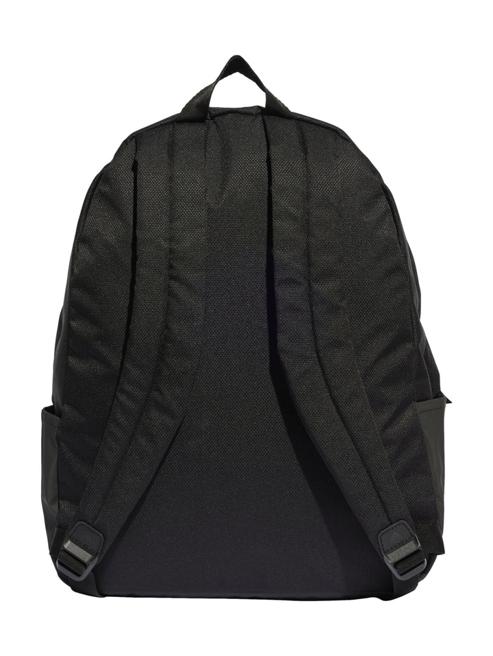 Mochila escolar Adidas de color negro con logotipo en beige en el bolsillo frontal.
