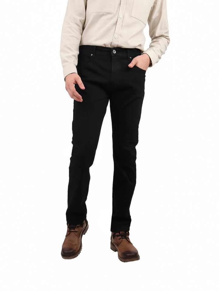 Hombre vistiendo un pantalón de gabardina color negro de corte recto.