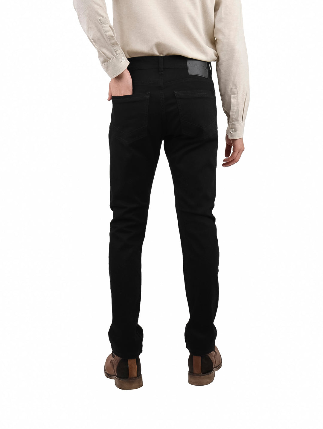 Hombre vistiendo un pantalón de gabardina color negro de corte recto.