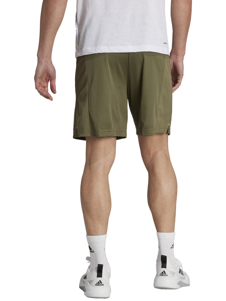 Hombre vistiendo shorts deportivos Adidas en color verde oliva con logo en contraste.