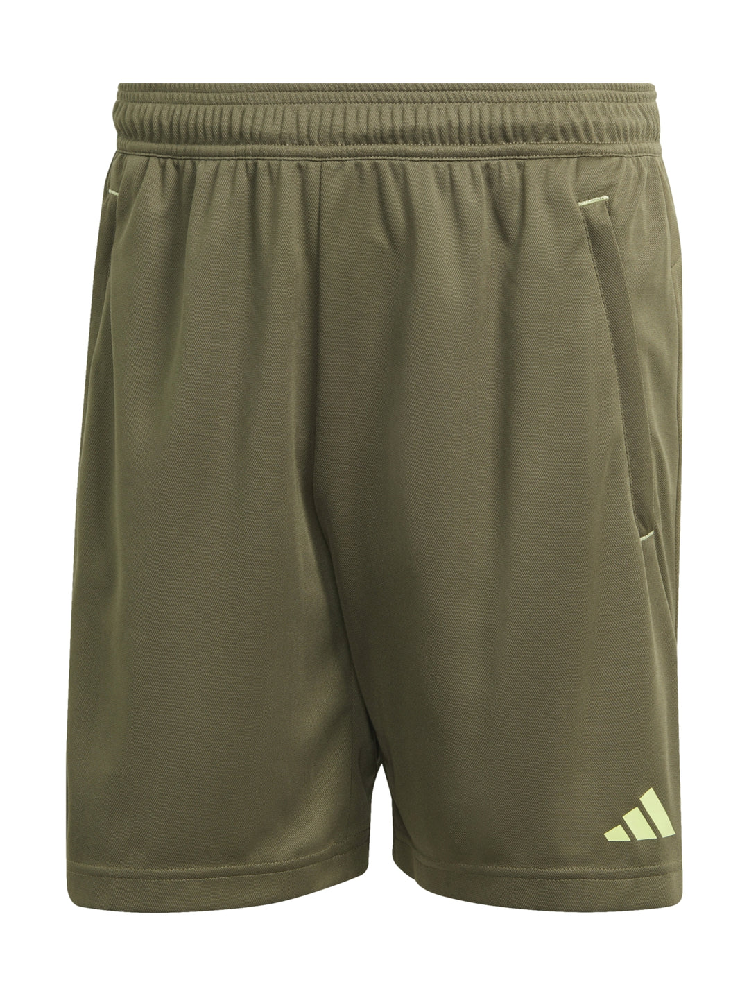 Hombre vistiendo shorts deportivos Adidas en color verde oliva con logo en contraste.
