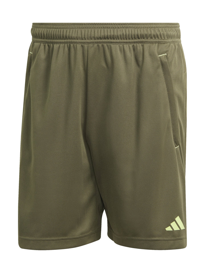 Hombre vistiendo shorts deportivos Adidas en color verde oliva con logo en contraste.