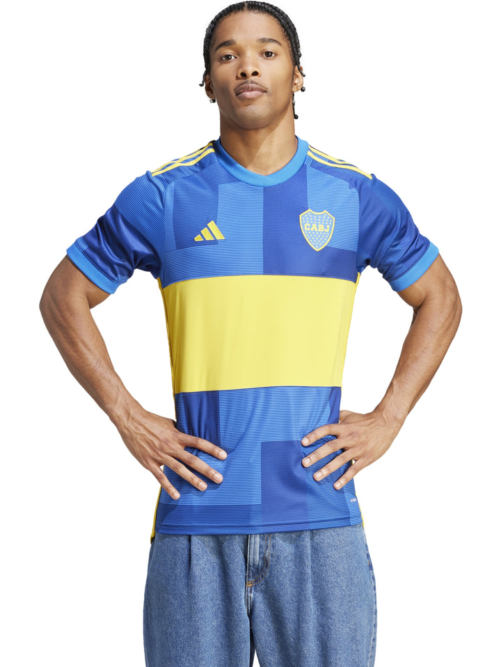 Jersey de fútbol Adidas en colores azul y amarillo con el escudo del club Boca Juniors.