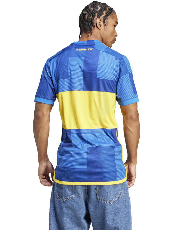 Jersey de fútbol Adidas en colores azul y amarillo con el escudo del club Boca Juniors.