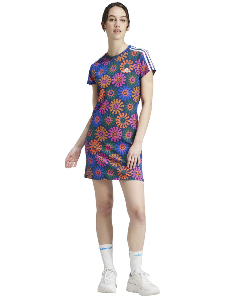 Vestido corto Adidas con estampado floral en tonos índigo y cobre, con tres rayas blancas en los hombros.
