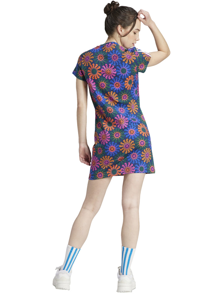 Vestido corto Adidas con estampado floral en tonos índigo y cobre, con tres rayas blancas en los hombros.