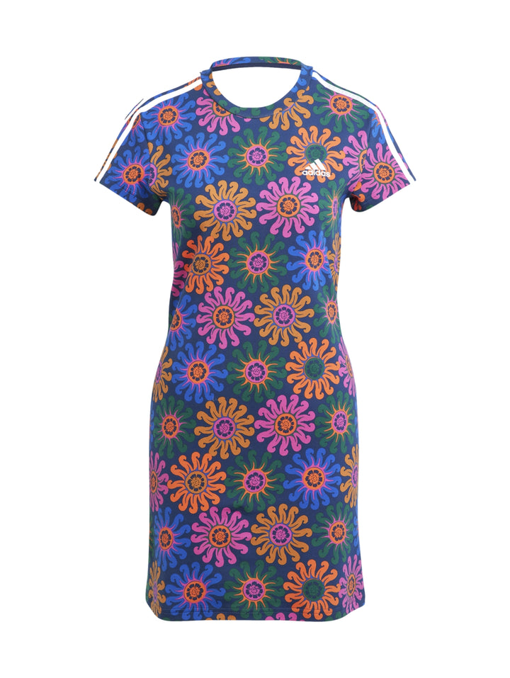 Vestido corto Adidas con estampado floral en tonos índigo y cobre, con tres rayas blancas en los hombros.