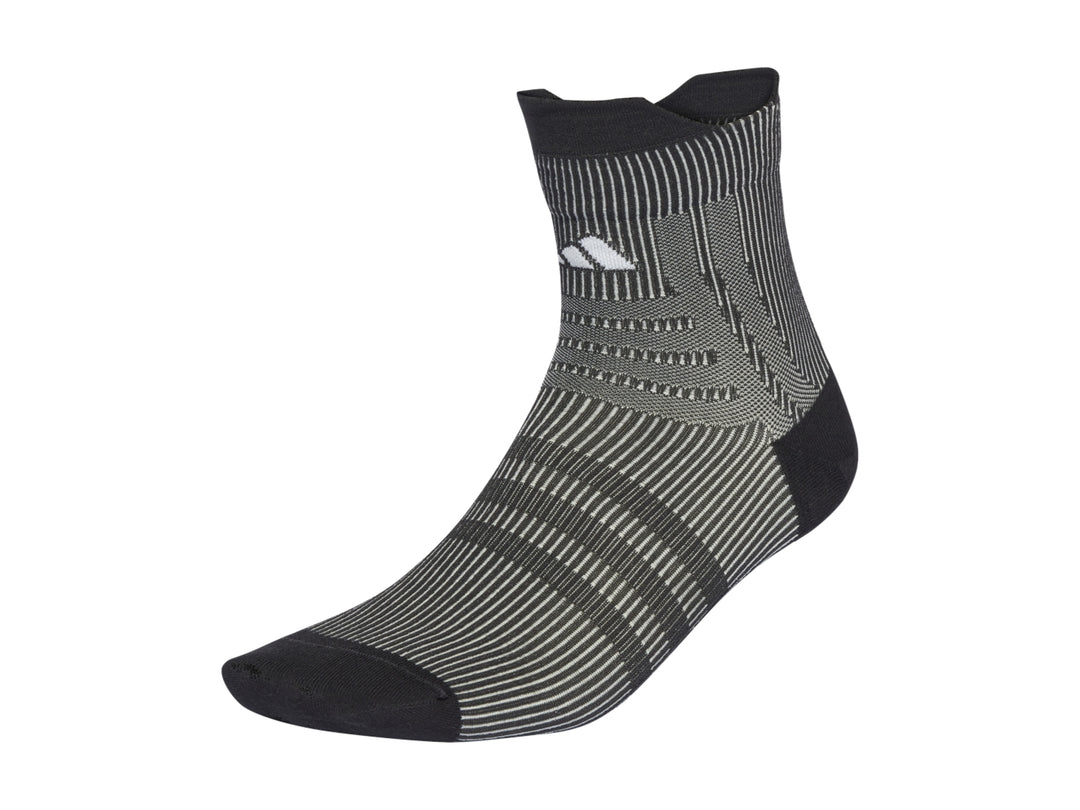 Calcetín deportivo Adidas de color negro con rayas blancas.