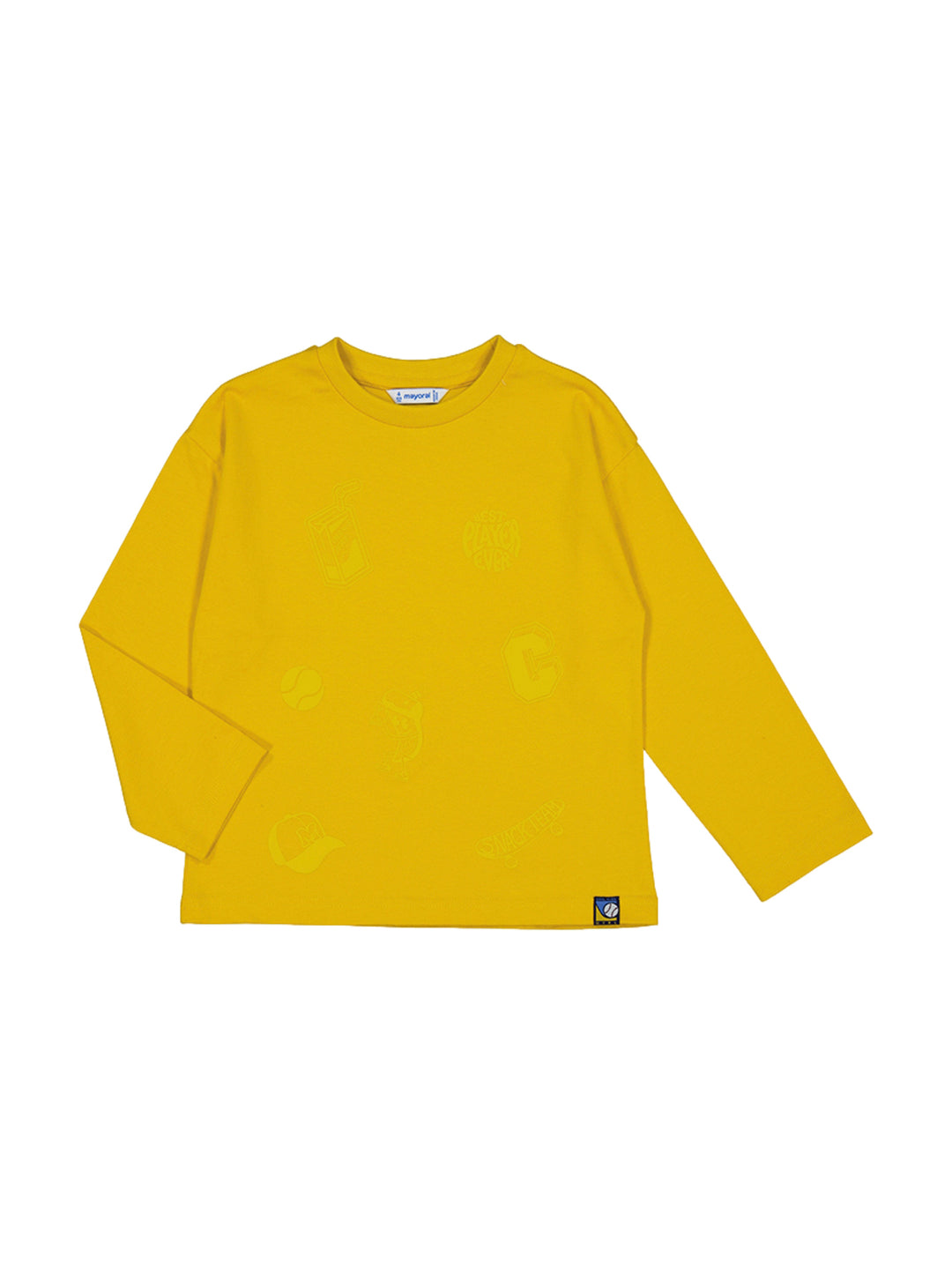 Camiseta de manga larga color mostaza para niño con estampados en relieve tono sobre tono.