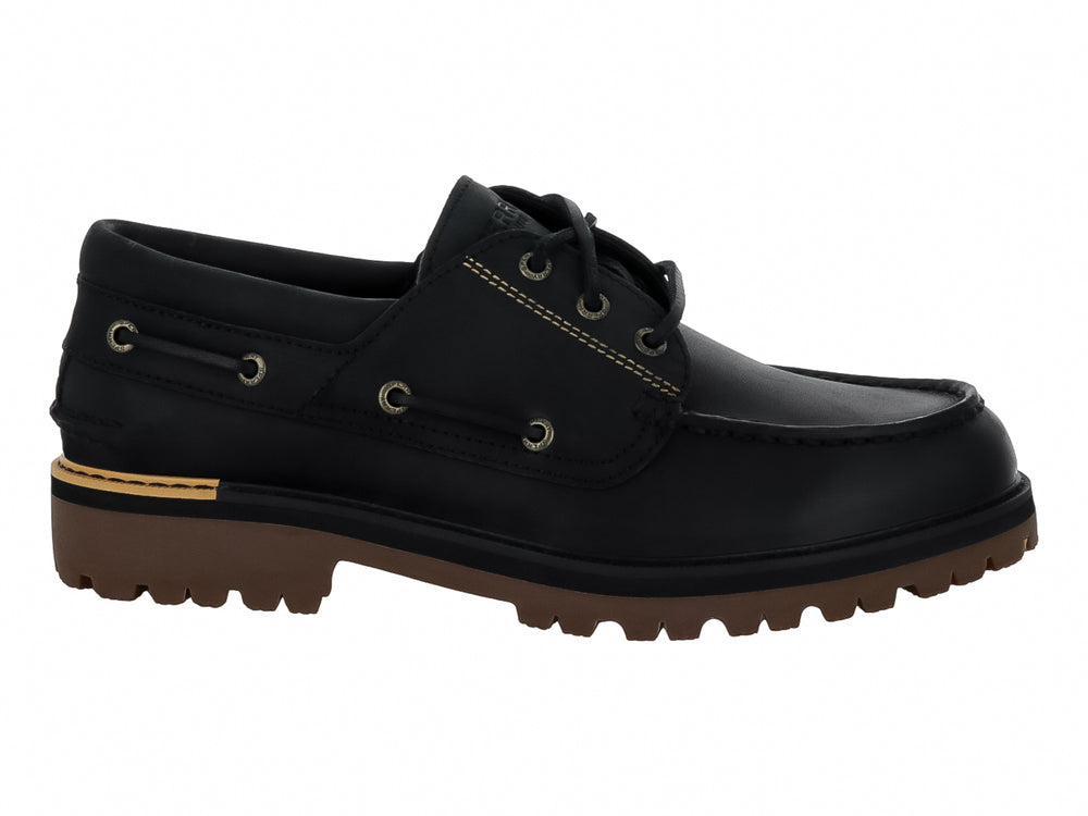 Zapato náutico Sperry de cuero negro con suela track marrón y costuras contrastantes.