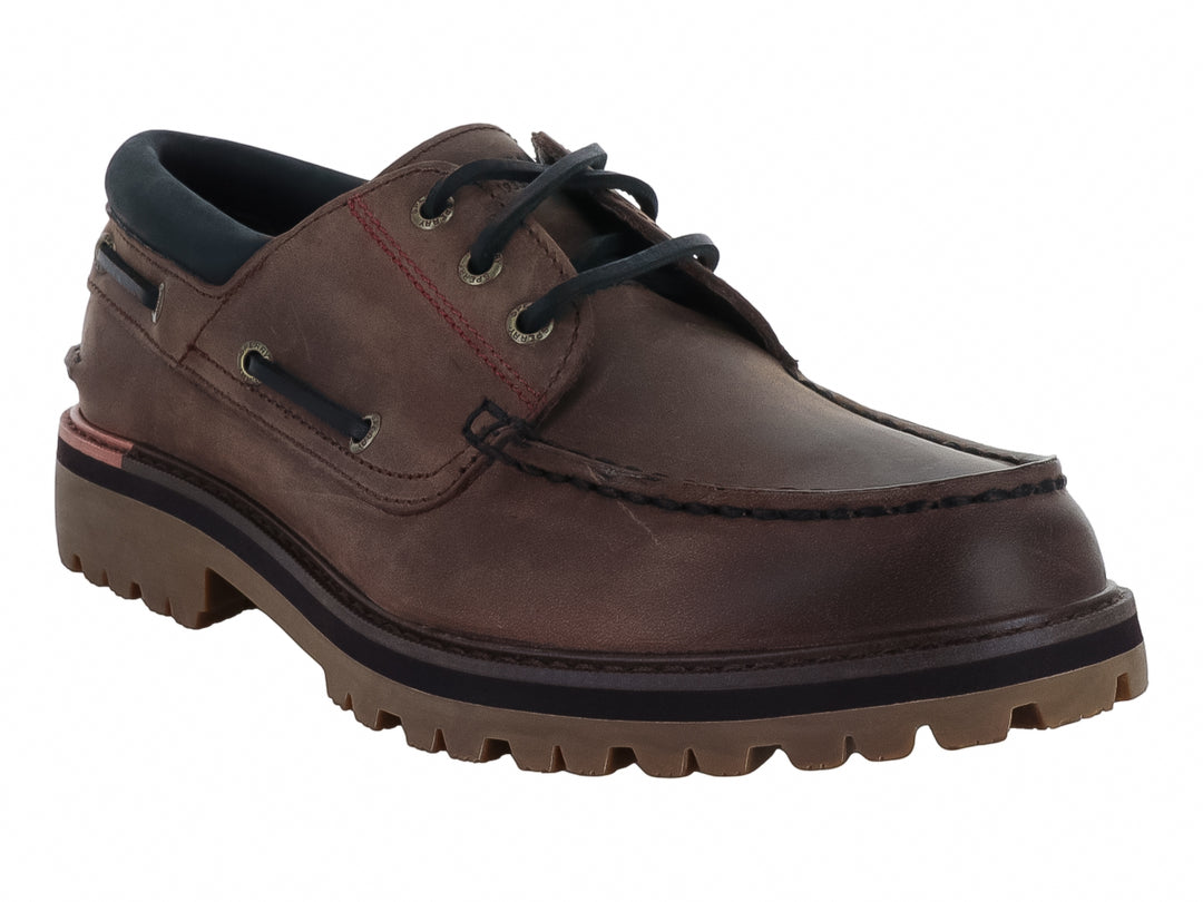 Zapato Sperry AO Lug de cuero color marrón con suela gruesa negra y cordones oscuros.