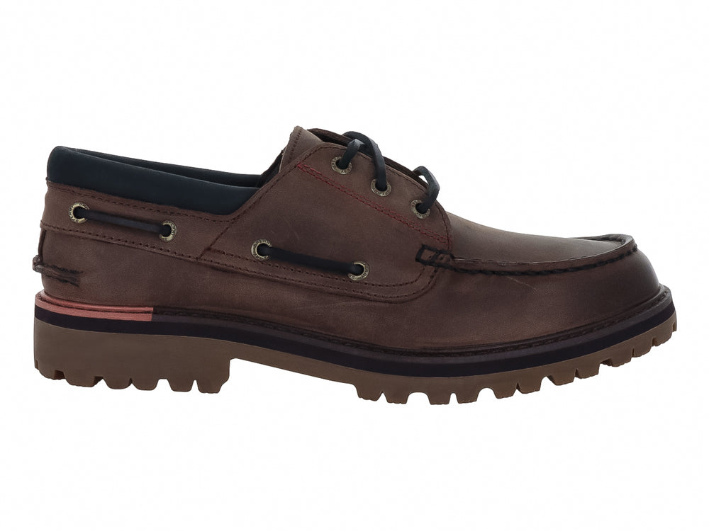 Zapato Sperry AO Lug de cuero color marrón con suela gruesa negra y cordones oscuros.