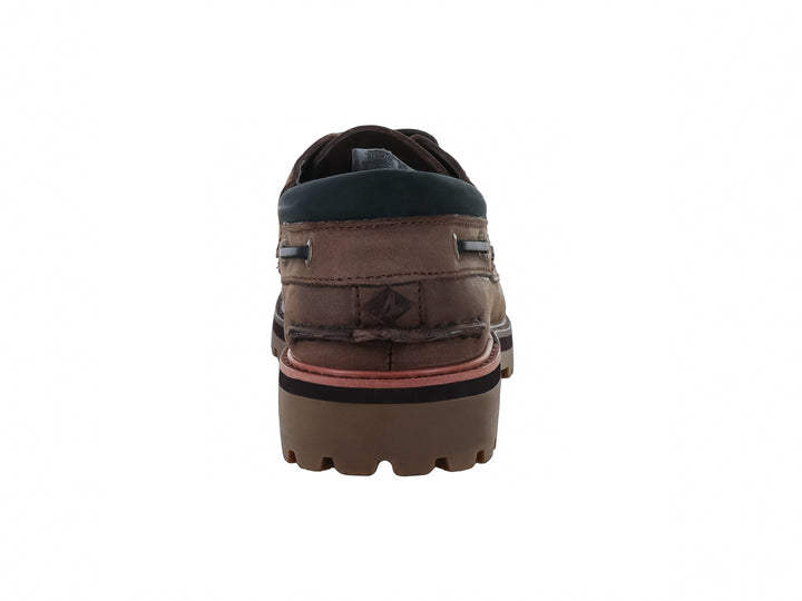 Zapato Sperry AO Lug de cuero color marrón con suela gruesa negra y cordones oscuros.