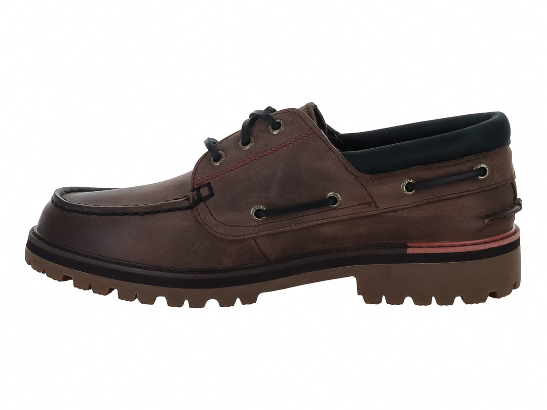 Zapato Sperry AO Lug de cuero color marrón con suela gruesa negra y cordones oscuros.