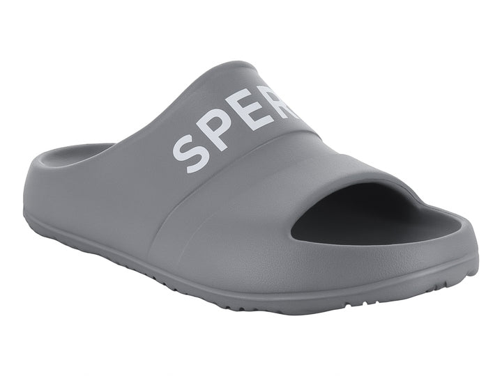 Sandalia tipo slide de color gris con la marca Sperry en blanco sobre la banda superior.
